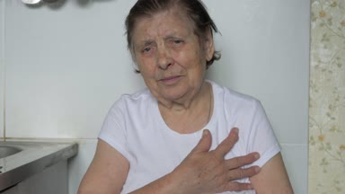 Kalbinde ağrı üzerinde o merhamet için yaşlı bir eski kadın elini alır
