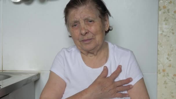 Una vecchia anziana prende la mano per un cuore, ha dolore al cuore — Video Stock