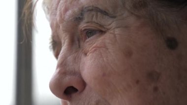 Titreyen Closeup eski kadın göz