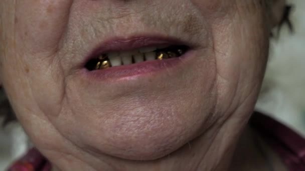 Närbild av en gammal kvinnas läppar hon pratar — Stockvideo