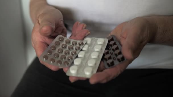 Close Uma Velha Idosa Mãos Segurando Placas Com Pílulas Vitaminas — Vídeo de Stock