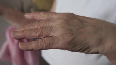 Bir yaşlı kadın titreyen el titremesi ile closeup çekim