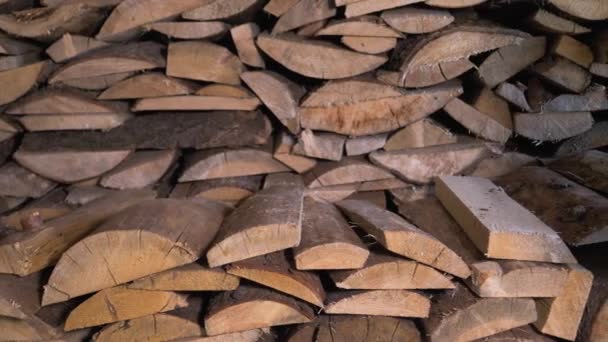 Крупный план в защитных перчатках кладет древесину в склад — стоковое видео