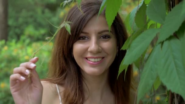 Closeup portret van een jonge mooie vrouw kijken naar de Camera en glimlachen — Stockvideo