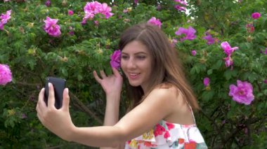 Genç güzellik kadın Selfie bankta oturan çiçekli