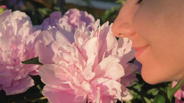 Primo piano di donna caucasica annusare peonie bianche e godendo l'odore — Video Stock