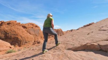 Kadın kırmızı rock dağda Hiking