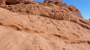 Düz ve dalgalı Red Rock Canyon çölde kum ile kamera hareketi olduğunu