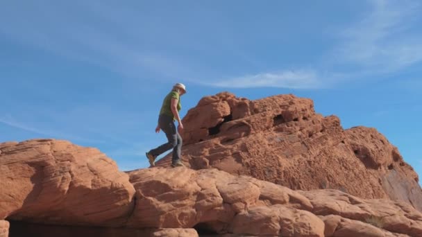 Sporty Mature Woman Carefully Go Down The Red Rocks Of The Canyon — Stock Video