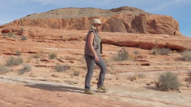 Oudere vrouw wandelen op de Red Rock Canyon in het verkeer — Stockvideo