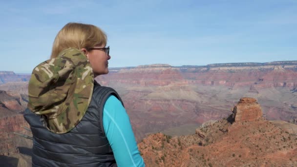 Természetjáró nő élvezi a csodálatos kilátás a Grand Canyon, a megfigyelési pont — Stock videók