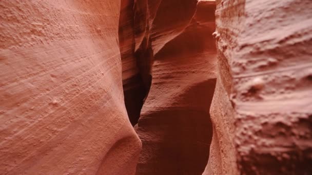 岩石峡谷的光滑橙色砂岩的惊人的独特的石波浪 — 图库视频影像