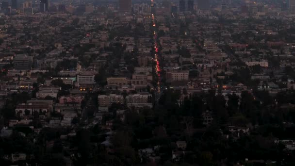 Vista desde la colina hasta la noche Los Ángeles con sus luces iluminadas — Vídeo de stock