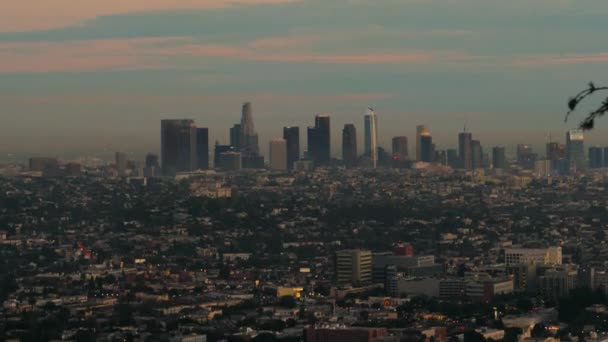 Kvällen utsikt över Los Angeles centrum — Stockvideo