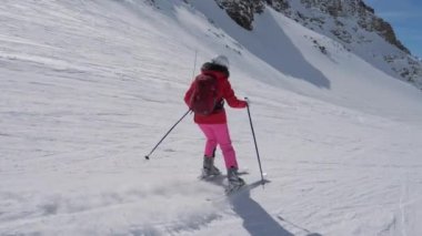 Hareket yan görünümünde, kadın kayakçı yokuş aşağı dağ tatil beldesinin Kayak