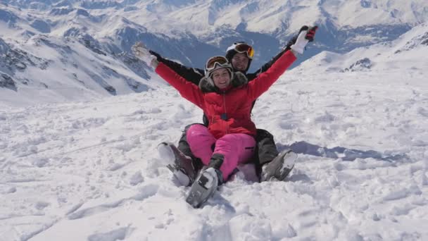 Sulle montagne Ritratto di una coppia felice di sciatori Sorridente e solleva le braccia — Video Stock