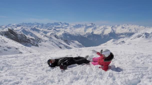 Im Skigebiet in den Bergen ein nettes Paar Skifahrer, die Schneebälle spielen — Stockvideo
