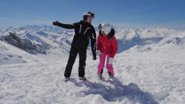 Esquiadores muestran lugares interesantes de la mano en el valle de la montaña — Vídeos de Stock