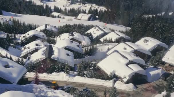 Pohled z lanovky na sníh krytou střechu chatě v horách — Stock video