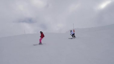 İki kadın kayakçı ağır siste zorluk dağ yokuş aşağı kayak