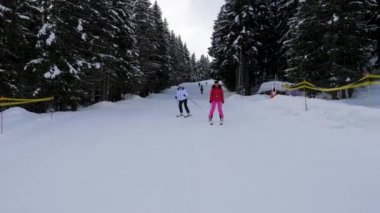 Mutlu kadın kayakçı kadar dağ ve yükseltir kol orman yamaçta Kayak