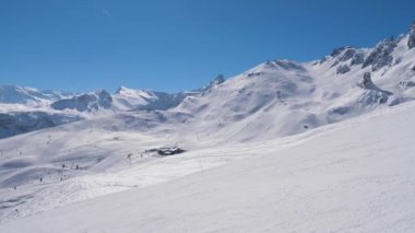 Bir Kayak Merkezi, karlı Dağları yamacında birçok kayakçı kaydırma