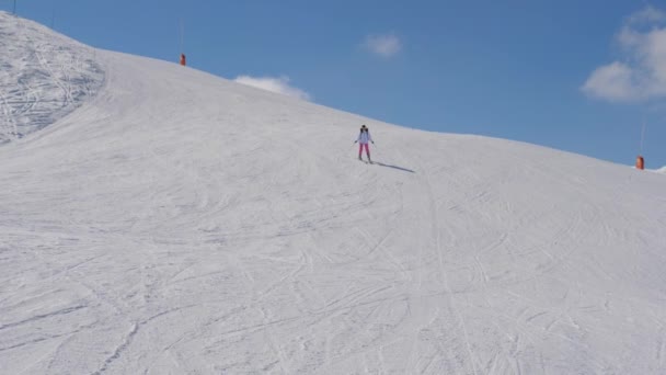 开始和不安全的妇女滑雪者在山坡上滑行 — 图库视频影像