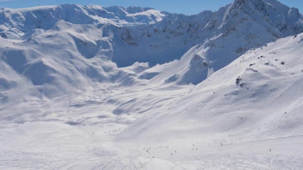 Pohyb u sjezdovky na horách na lyžařské středisko kde mnoho lyžařů — Stock video