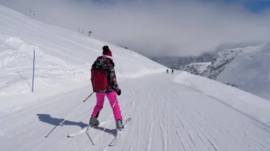 Yavaş yavaş aşağı dağ kayak pisti üzerinde kayak kayakçı kadın