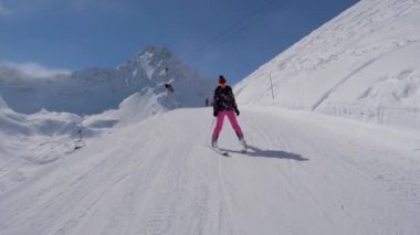 Yavaş yavaş aşağı dağ kayak pisti üzerinde kayak kayakçı kadın