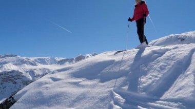 Kenarında duran ve dağların Panoraması hayran portre kayakçı