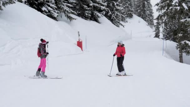 Lyžaři na svahu Show vzájemně trase kde na lyžování