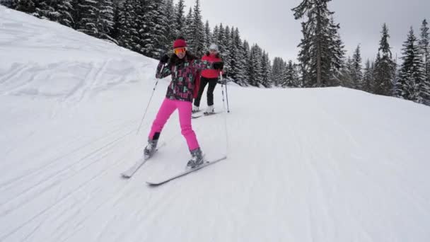 Narciarze mają zabawy na nartach w dół góry zimą — Wideo stockowe