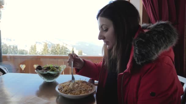 Skidåkare äter Spaghetti på ett Cafe i bergen på vintern — Stockvideo