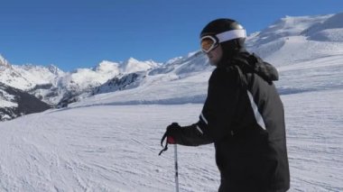 Adam yokuş aşağı slayt sopalarla iterek dağ yamaçlarında başlar