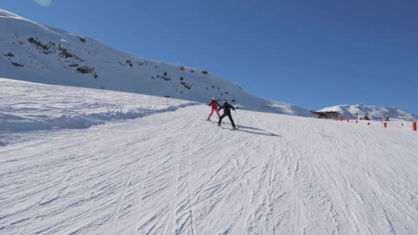 Instructor enseña a los estudiantes a Alpen Ski en la estación montañosa en invierno — Vídeo de stock