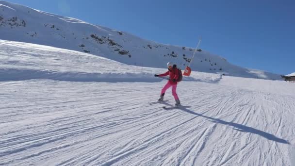Nybörjare skidåkare skidåkning ner berg slutta och lär sig att stänga skidor — Stockvideo