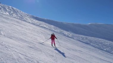 Dağ yamacında kayak kayak ve kar sprey dönüm kayakçı