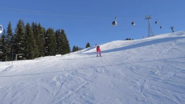 Dağlar arka planda yamacında füniküler oyma aşağı kayak kayakçı