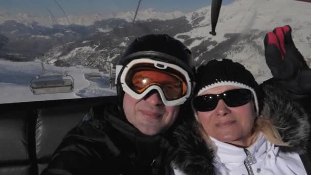 Két síelők mászni a libegő, hogy Selfies a hegyekben, télen — Stock videók