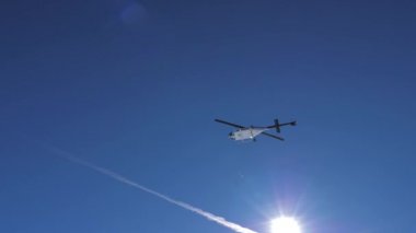 Helikopter sinek düşük başının açık güneşli havalarda üzerinde dağlarda