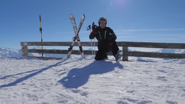 Sonriendo feliz esquiador en la montaña mostrando OK gesto Pulgar hacia arriba y levanta los brazos — Vídeos de Stock