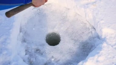 Kar kış balıkçılık ve kürek için buz buz matkap delik close-Up temizler