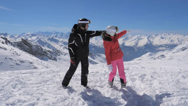 Kayakçı dağ vadisinde ilginç bir şey gördüm ve el her diğer göster