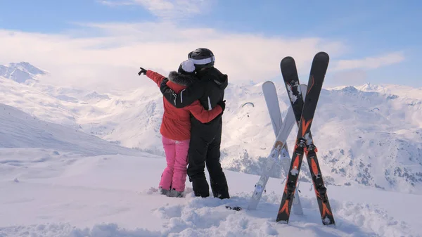 İki aşk standları karlı dağ ve hamle onların yakışıklı üstünde sonra