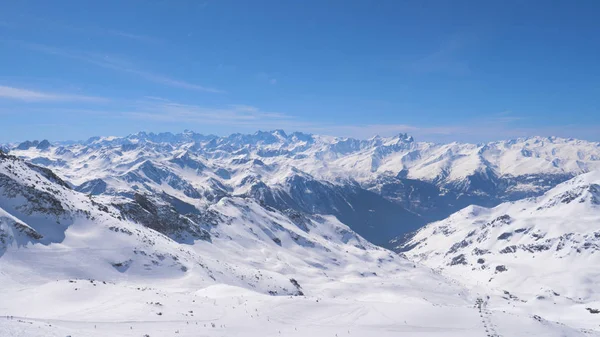 Ett hisnande Panorama över snöiga bergen och skidåkare Stockbild