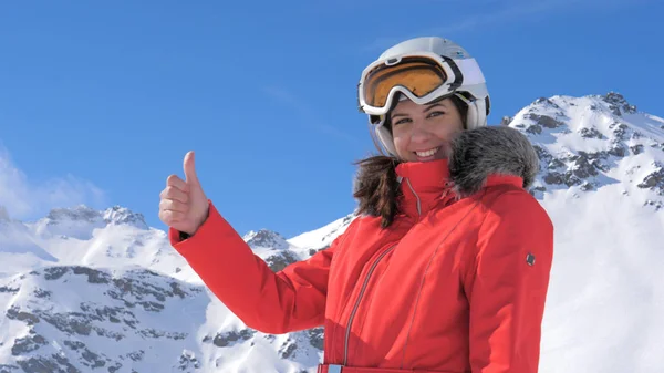 Genç güzel kadın gülümsüyor ve karlı dağ arka plan Yaşasın verir