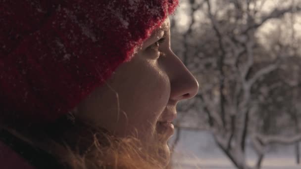 Closeup boční pohled obličej žena v zimě na ulici, při pohledu do dálky — Stock video