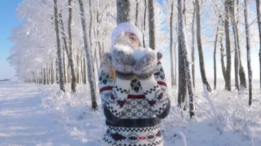 O zaman yukarı atma ve kar altında ayakta onu Mittens kadın darbeler kar