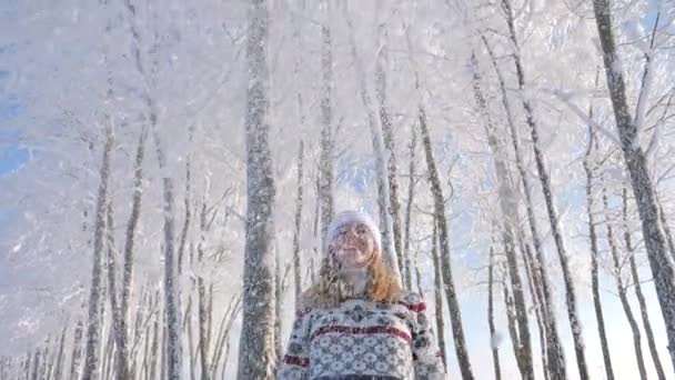 Mujer vomitando nieve y de pie en la nevada en el invierno un día fabuloso — Vídeo de stock